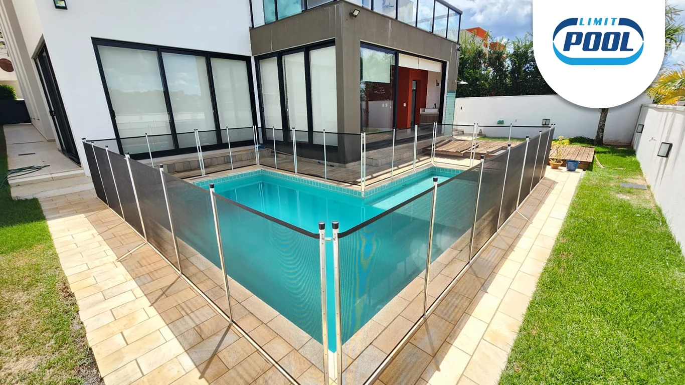 Cerca móvel Limitpool instalada ao redor de piscina residencial