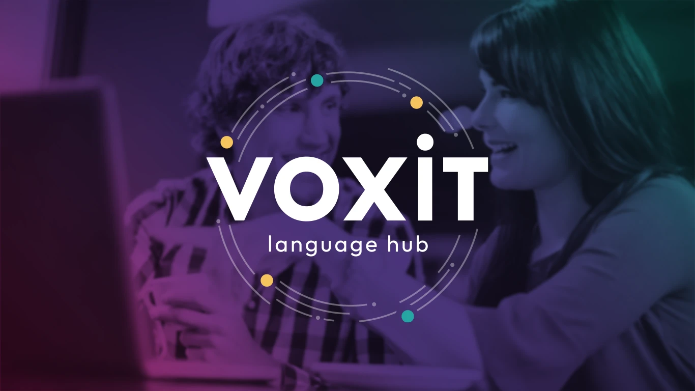 Marca Voxit language hub aplicada sobre foto de aula